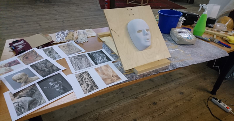 Maskenanfertigung: Moodboard und Materialtests im Atelier einer Kostümbildnerin