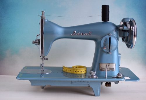 Die wichtigsten Nähutensilien – Vintage Nähmaschine von Ideal