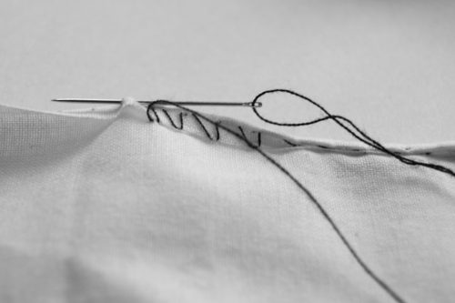 Handstiche Rollsaum Detail Foto
